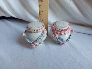 lot 136 image: Lot of Porcelain Salt and Pepper Shakers with Floral Design