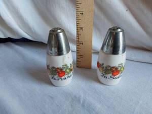 lot 138 image: Gemco Westinghouse Milk Glass Salt and Pepper Shaker Set with Floral Design