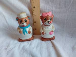 lot 157 image: Ceramic Bear Salt and Pepper Shakers