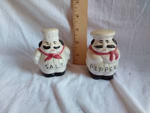 lot 164 image: Chef Styled Salt and Pepper Shaker Set