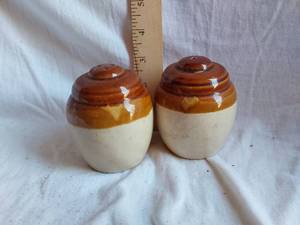 lot 167 image: Ceramic Salt and Pepper Shakers