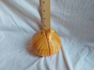 lot 168 image: Vintage Ceramic Garlic Clove Salt and Pepper Shakers
