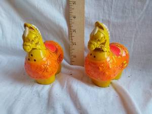 lot 169 image: Horse Salt and Pepper Shakers