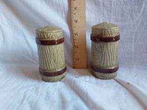 lot 170 image: Salt and Pepper Shakers with Wood Texture Design