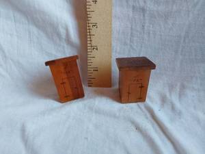 lot 174 image: Ma and Pa Outhouse Novelty Salt and Pepper Shaker Set