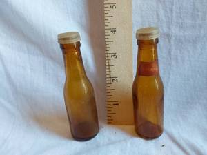 lot 178 image: Budweiser Bottle Salt and Pepper Shakers