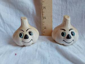 lot 184 image: Cooks Tools Ceramic Garlic Shaped Salt and Pepper Shakers