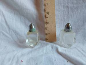 lot 185 image: Set of Vintage Glass Salt and Pepper Shakers