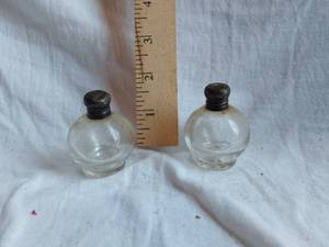 lot 186 image: Pair of Vintage Glass Salt and Pepper Shakers