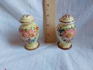 lot 190 image: Floral Salt and Pepper Shakers