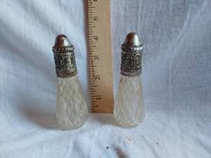 lot 195 image: Crystal Salt and Pepper Shakers