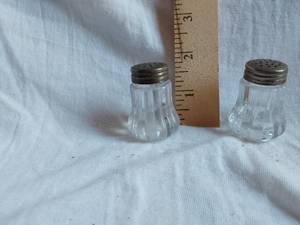 lot 206 image: Set of Vintage Clear Glass Salt and Pepper Shakers