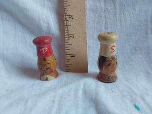 lot 212 image: Salt and Pepper Shaker Set with Faces and Hats