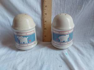 lot 217 image: Ceramic Salt and Pepper Shakers with Dog and Cat Design