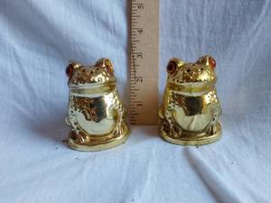 lot 220 image: Golden Frog Salt and Pepper Shakers