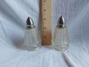lot 223 image: Vintage Glass Salt and Pepper Shakers