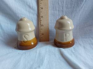 lot 224 image: Ceramic Salt and Pepper Shakers