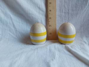 lot 225 image: Salt and pepper shakers with yellow and white stripes