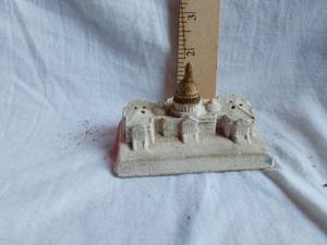 lot 229 image: United States Capitol Building Souvenir Salt and Pepper Shaker
