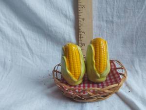 lot 234 image: Corn Cob Shaped Ceramic Salt and Pepper Shakers in Basket