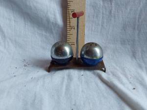 lot 237 image: Salt and Pepper Shakers with Stand - Japan