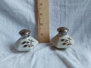 lot 241 image: Salt and Pepper Shakers with Floral Design, Made in Japan