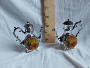 lot 243 image: Pair of Arizona Themed Miniature Teapot Salt and Pepper Shakers