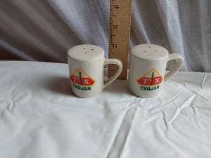 lot 324 image: TX Trojan Ceramic Mug Shaped Salt and Pepper Shakers