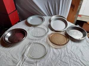lot 339 image: Assorted Baking and Pie Plates including Pyrex and Anchor Hocking