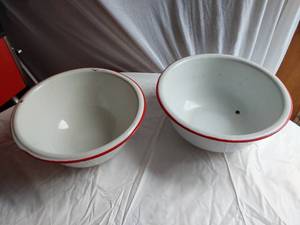 lot 340 image: Pair of White and Red Enamel Bowls