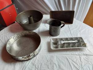 lot 341 image: Vintage Kitchenware Lot including Metal Ice Cube Tray, Springform Pan, and Measuring Cup