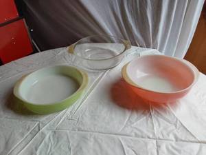lot 342 image: Pyrex and Anchor Hocking including Green Pyrex Casserole Dish, Pink Pyrex Bowl, and Clear Anchor Hocking Baking Dish