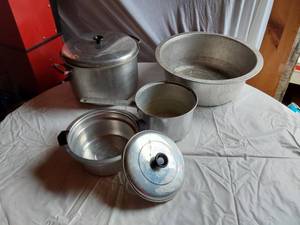 lot 343 image: Comet Aluminum Cookware including Large Pot, Medium Pot, Small Pot with Lids