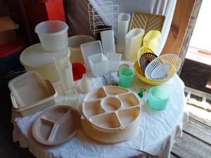 lot 353 image: Mixed Kitchenware Items including Plastic Containers, Can Opener, and Dish Rack