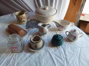 lot 364 image: Assorted Vintage Kitchenware Items including Hearthside Potters Pride Japan, Irvin Ware Chrome USA, and 1995 Citizens State Bank Jar