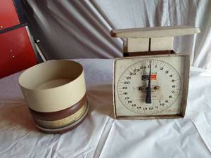 lot 370 image: Hanson Utility Scale and Vintage Kitchen Scale with Bowl