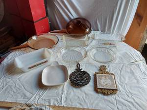 lot 374 image: Vintage Kitchen Cookware Lot including Pyrex, Fire-King, and Mount Clemens Pottery