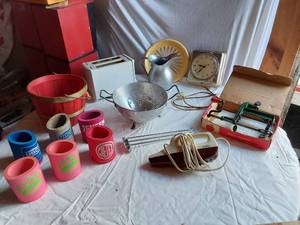 lot 375 image: White Mountain Apple Peeler, Sunbeam Iron, Proctor-Silex Toaster, and General Electric Wall Clock