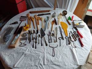 lot 377 image: Lot of Kitchen Utensils and Accessories