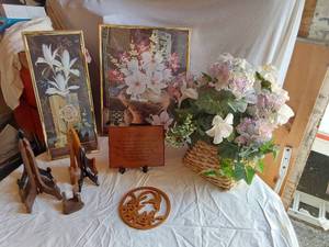 lot 386 image: Set of floral-themed wall decorations and wooden display stands with a wooden plaque