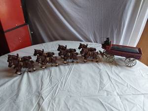 lot 392 image: Cast Iron Horse Drawn Wagon