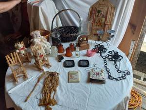 lot 398 image: Lot of Decor and Collectibles including Teddy Bears, Candle Holders, and Baskets