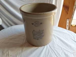 lot 407 image: Western Stoneware 3 Gallon Crock - Crack