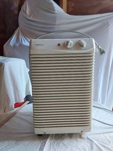 lot 433 image: GoldStar Dehumidifier Model DH305 - untested