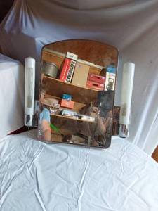lot 436 image: Vintage Medicine Cabinet with Fluorescent Lights and Mirror