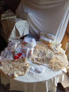 lot 443 image: Lot of Vintage Doilies and Embroidered Linens