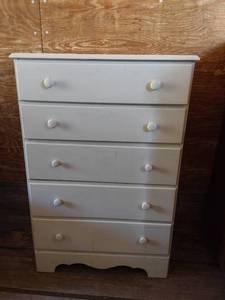 lot 461 image: White Wooden Dresser with Six Drawers