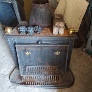 lot 481 image: Vermont Castings Wood Stove Model 115-434