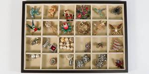 lot 17 image: Better Costume Jewelry - Earrings, Pendants & Pins