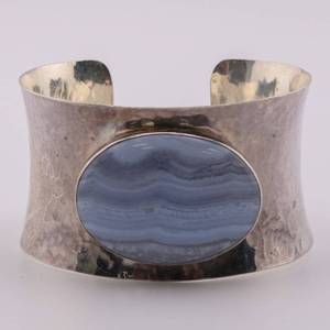 lot 10 image: Vintage Avi Soffer Israel Agate Sterling Silver .925 Hammerwork Cuff